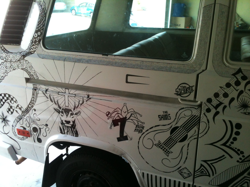 Illustration for article titled Guy invites strangers to get drunk and draw on his van,